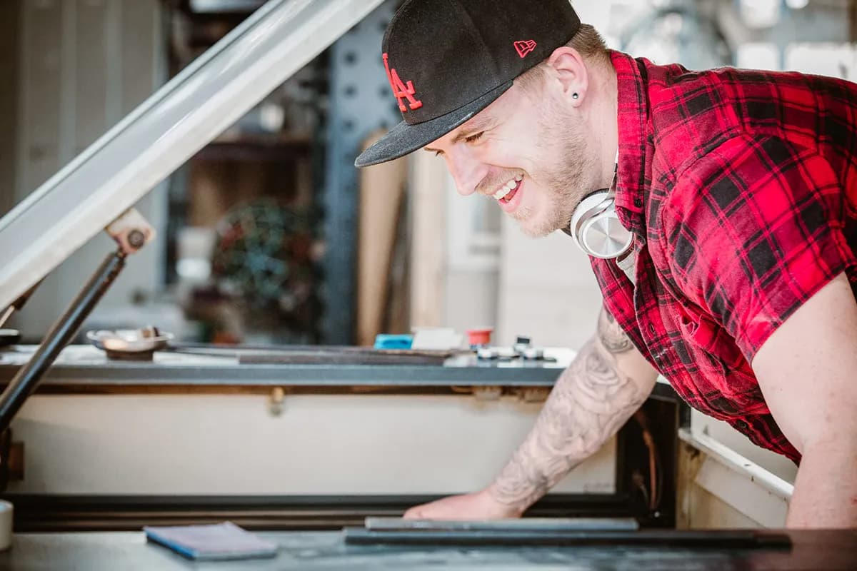 Medewerker van Binthout legt een plank in de lasergraveermachine.